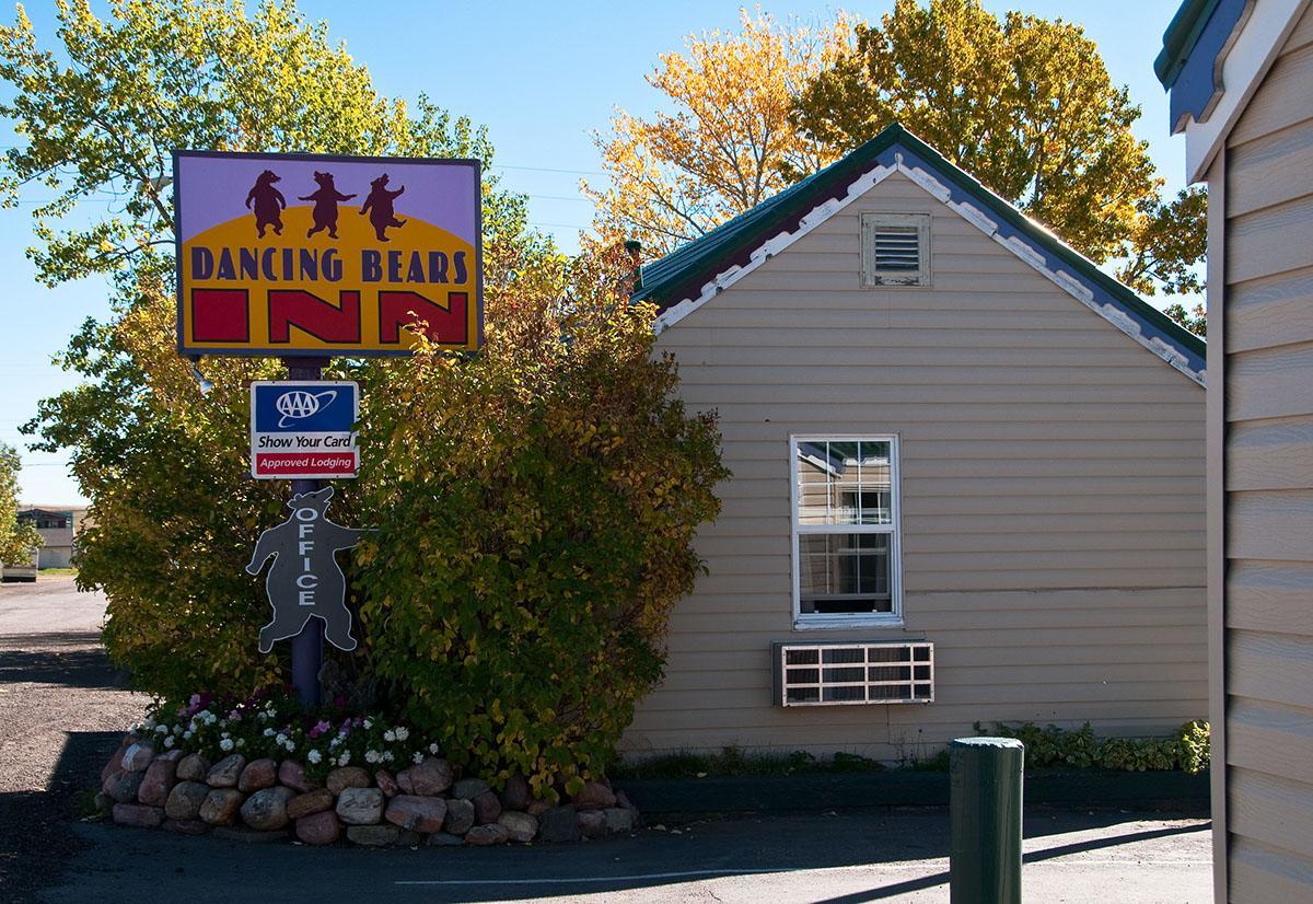 Dancing Bears Inn East Glacier Park Village Exterior photo